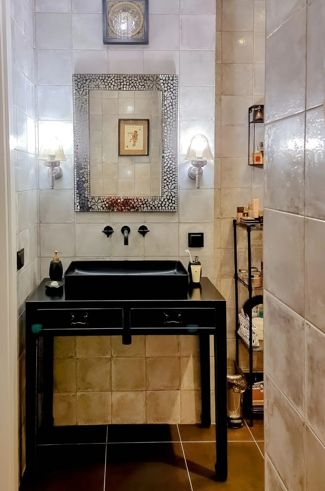 Idéer för ett klassiskt svart toalett, med beige kakel, keramikplattor, beige väggar, klinkergolv i porslin, ett nedsänkt handfat, träbänkskiva och svart golv