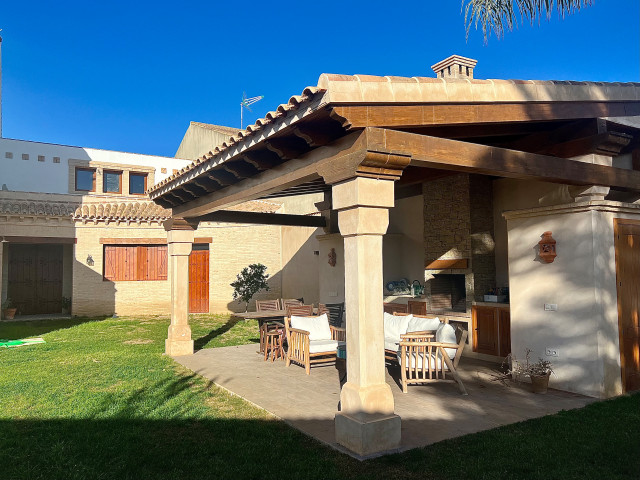 Arpeconst Umbrete country-courtyard