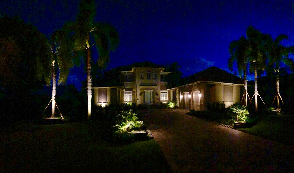 Photo of a transitional full sun landscaping.