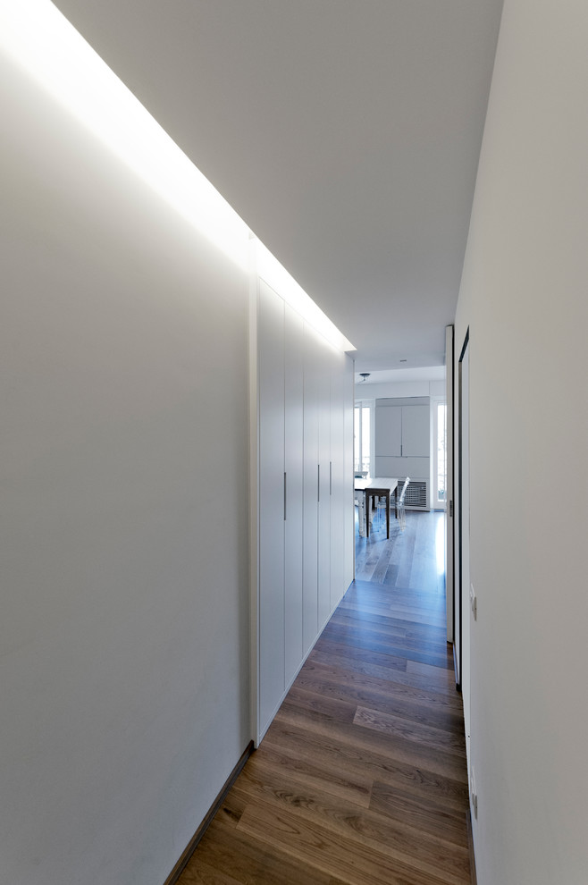 This is an example of a modern hallway in Milan.