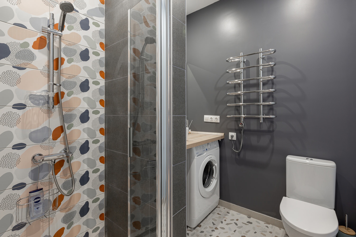 Студия для аренды с пятнистой плиткой