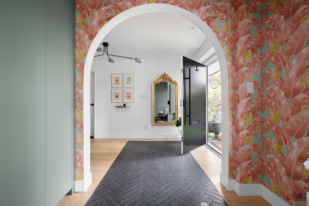 バンクーバーにある高級な広いミッドセンチュリースタイルのおしゃれな玄関ロビー (白い壁、磁器タイルの床、黒いドア、白い床、クロスの天井、壁紙) の写真