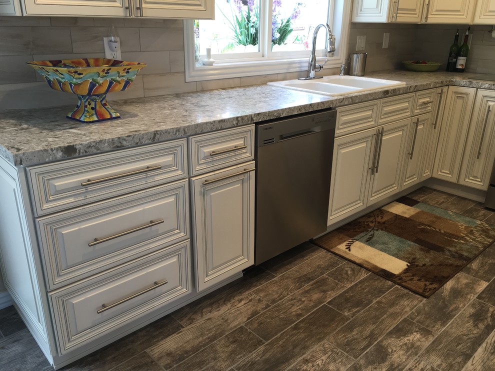Example of a transitional kitchen design in Orange County