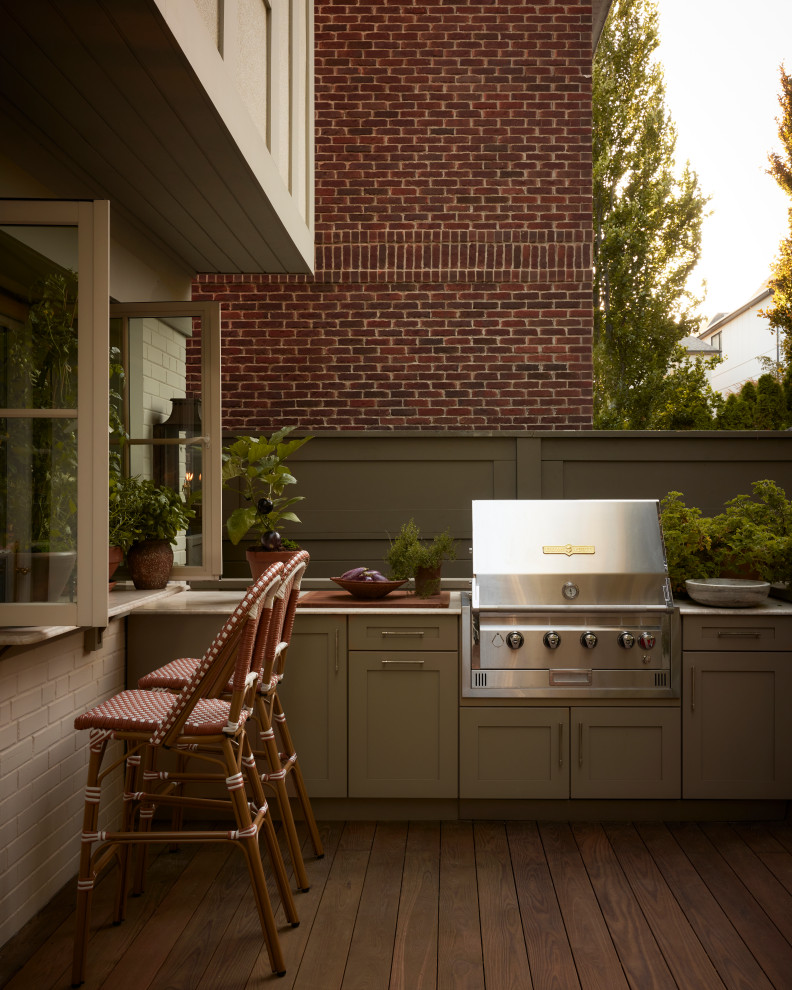 Inspiration for a timeless deck remodel in Toronto
