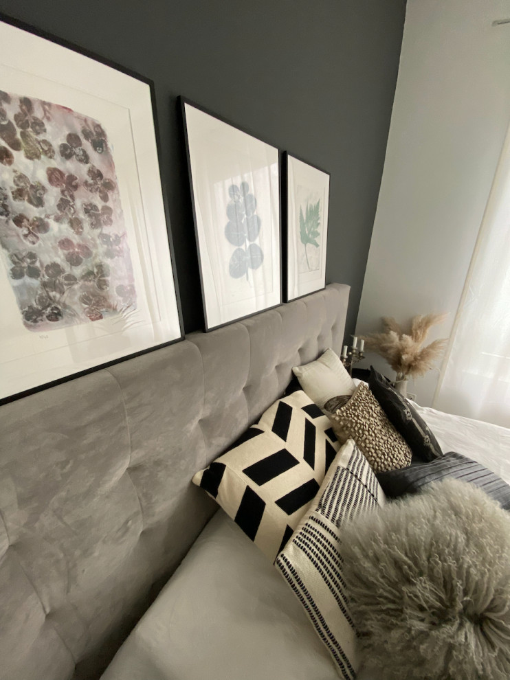Modelo de dormitorio principal y gris y blanco nórdico de tamaño medio sin chimenea con paredes grises, suelo de madera en tonos medios y suelo marrón