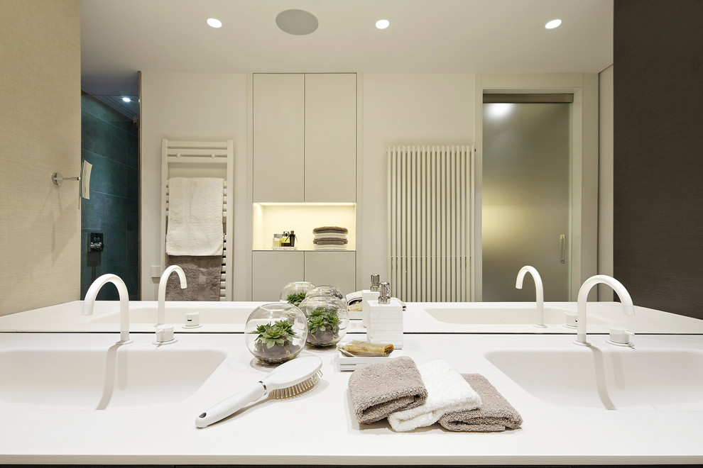 バルセロナのおしゃれな浴室の写真