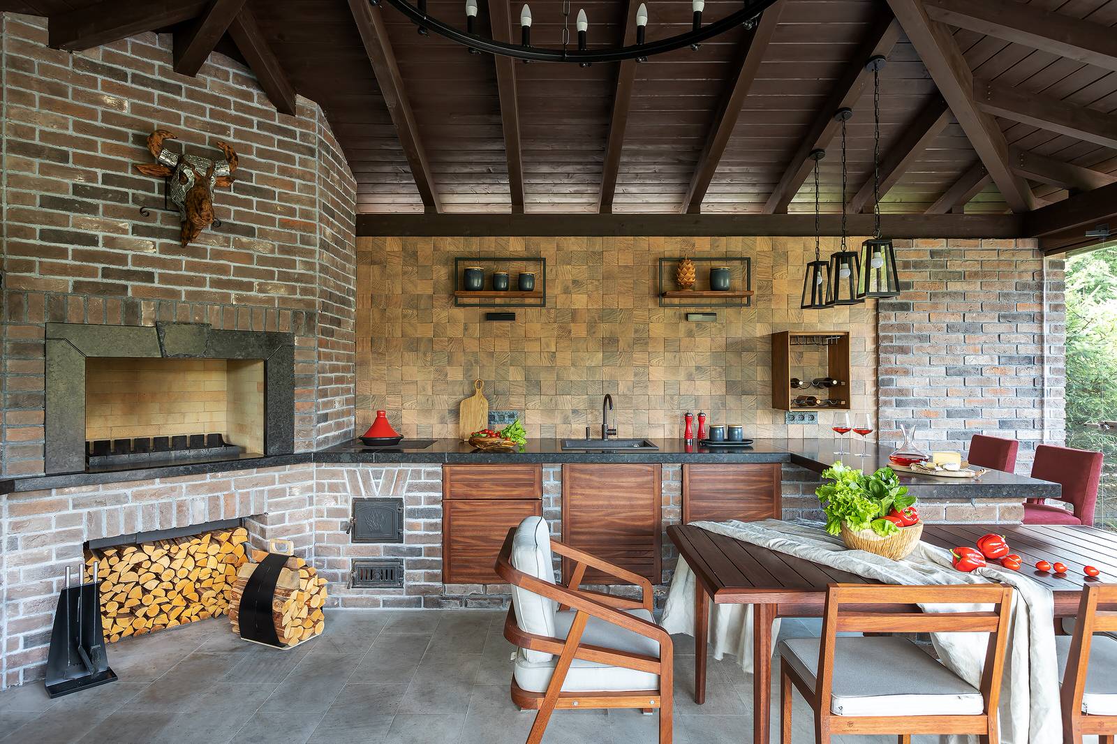 УЮТНАЯ БЕСЕДКА В ЗАГОРОДНОМ ДОМЕ