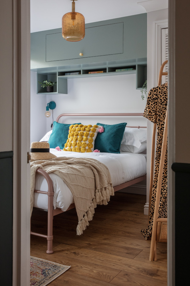 Kleines Stilmix Gästezimmer ohne Kamin mit weißer Wandfarbe, braunem Holzboden und braunem Boden in Cornwall