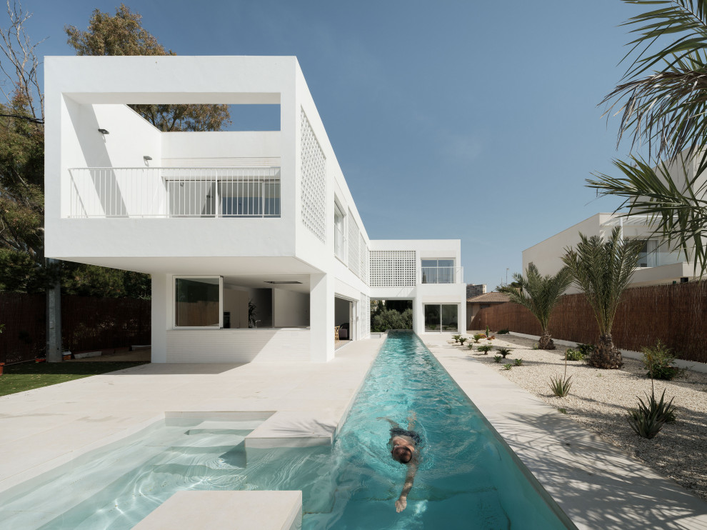 Modernes Sportbecken neben dem Haus in individueller Form mit Pooltreppe in Alicante-Costa Blanca