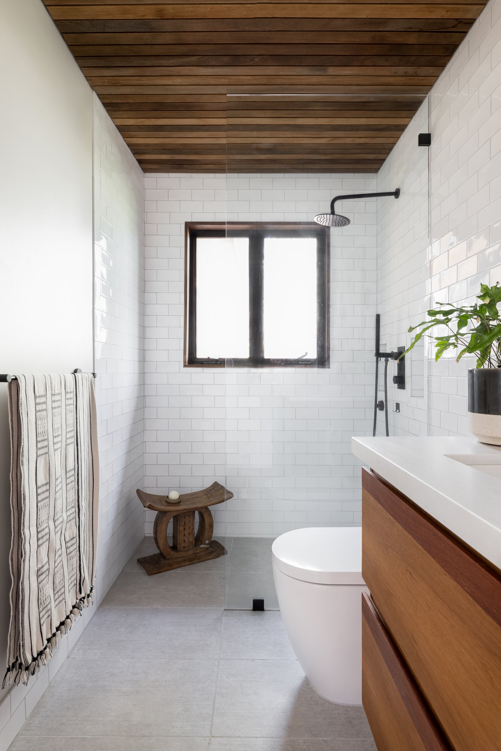 Маленькие ванные комнаты с деревянным потолком для на участке и в саду –135 лучших фото-идей дизайна интерьера ванной