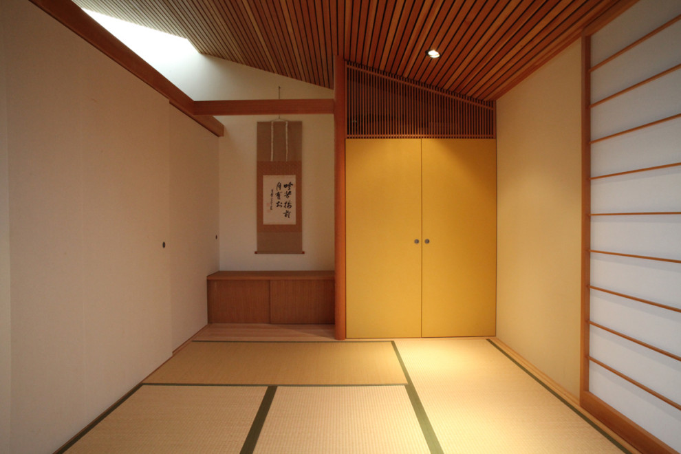 Design ideas for a mid-sized asian guest bedroom in Other with brown walls, tatami floors, no fireplace, beige floor and wood.