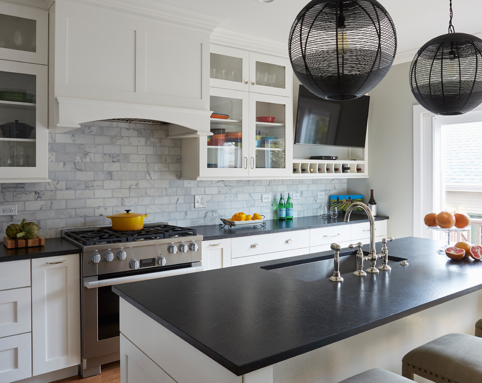 Example of a transitional kitchen design in Chicago