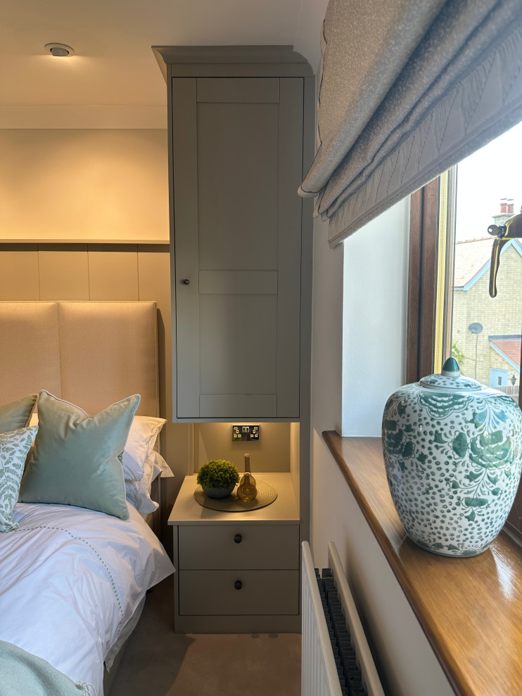 Стильный дизайн: гостевая спальня среднего размера, (комната для гостей): освещение в стиле модернизм с зелеными стенами, ковровым покрытием и бежевым полом - последний тренд