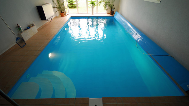 Innenpools contemporaneo-piscina