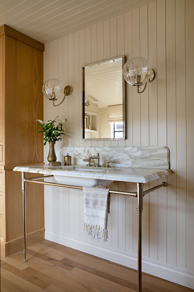 Foto på ett mellanstort maritimt badrum, med ett undermonterat badkar, en dusch i en alkov, stenhäll, beige väggar, ljust trägolv, ett undermonterad handfat, marmorbänkskiva och dusch med gångjärnsdörr