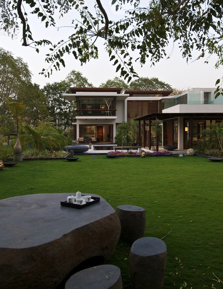 This is an example of a contemporary garden in Ahmedabad.