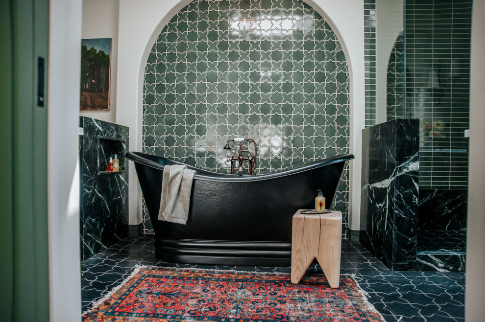 На фото: большая главная ванная комната в стиле фьюжн с отдельно стоящей ванной, угловым душем, зеленой плиткой, керамической плиткой, полом из керамической плитки, зеленым полом и душем с распашными дверями