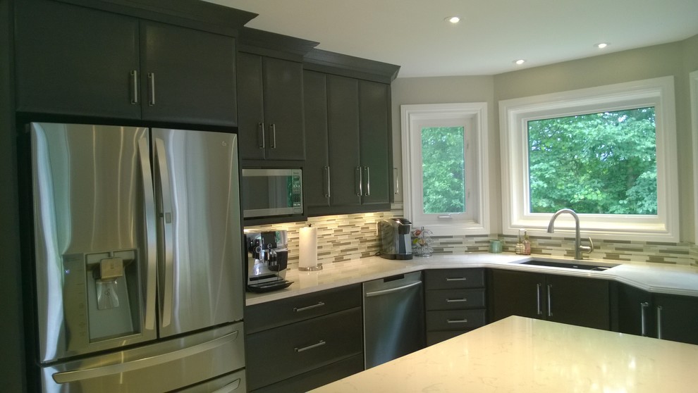 Kitchen - transitional kitchen idea in Ottawa