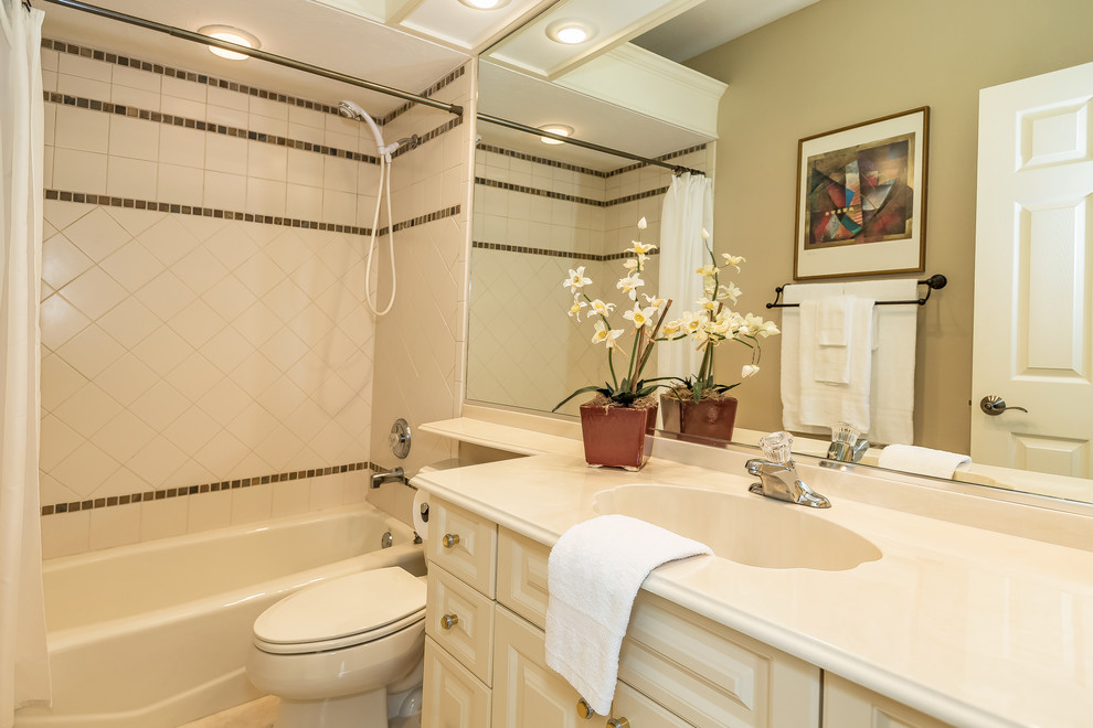 This is an example of a contemporary bathroom in Tampa.