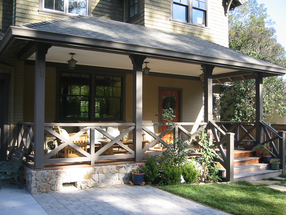 Design ideas for a traditional front yard verandah in San Francisco.