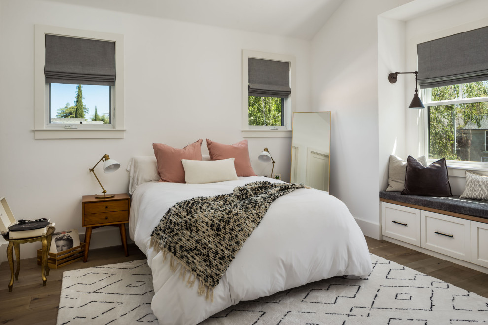 サンフランシスコにある中くらいなトランジショナルスタイルのおしゃれな客用寝室 (無垢フローリング、グレーの床、三角天井、白い壁)