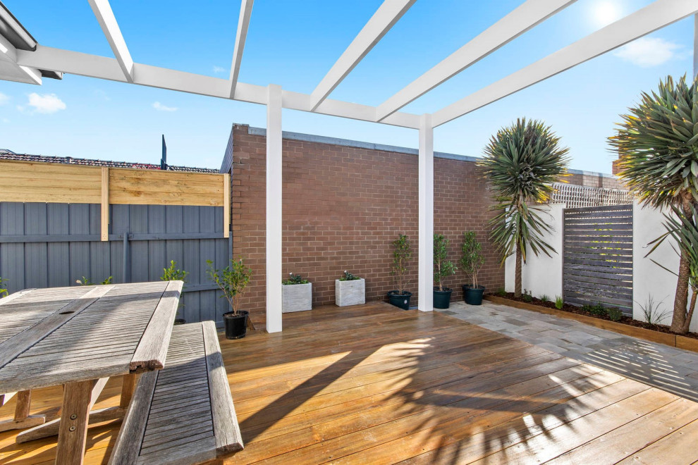 Inspiration for a contemporary deck in Geelong.