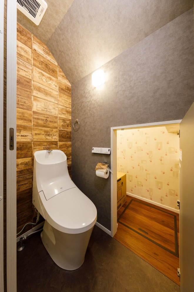 Exemple d'un petit WC et toilettes industriel avec un bidet, un carrelage gris, un mur gris et un sol gris.