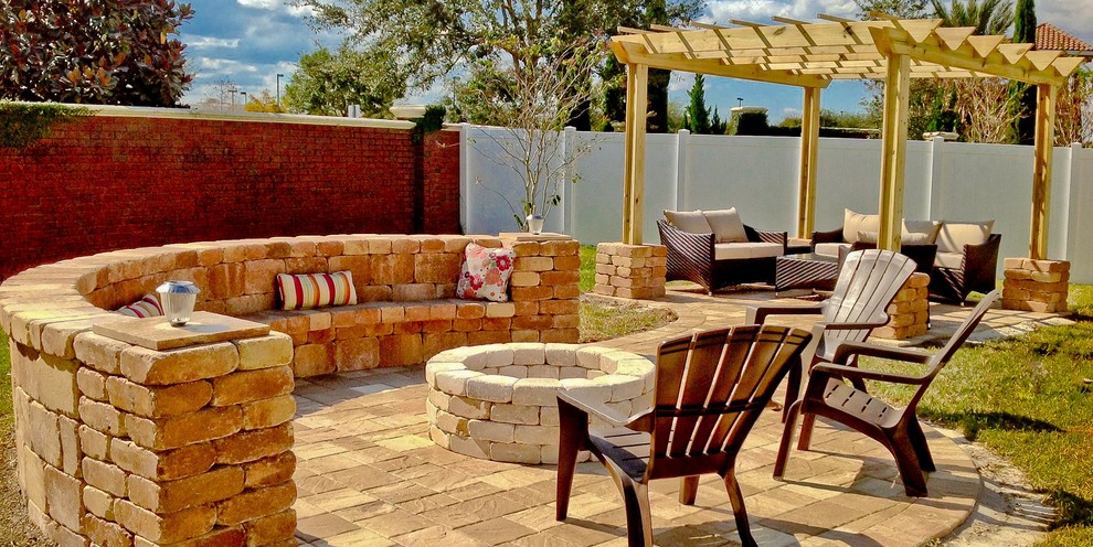 Photo of a modern patio in Tampa.