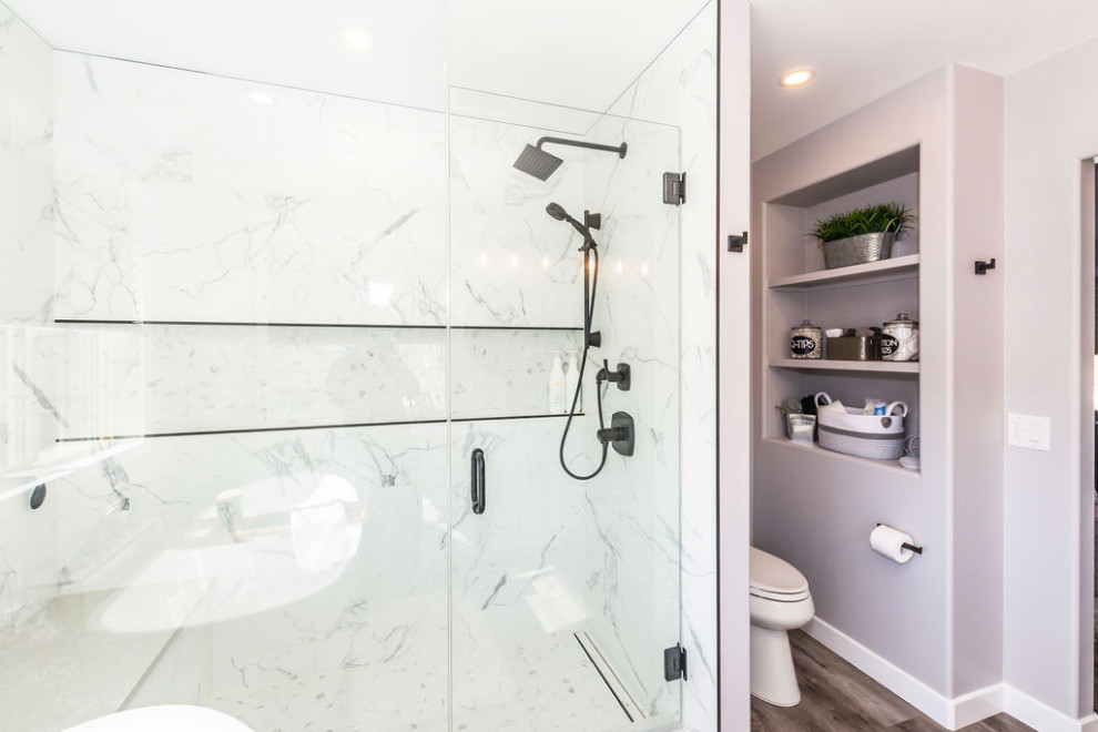 Idéer för mellanstora funkis grått en-suite badrum, med luckor med profilerade fronter, vita skåp, ett fristående badkar, en dubbeldusch, vit kakel, porslinskakel, beige väggar, vinylgolv, ett undermonterad handfat, bänkskiva i kvarts, flerfärgat golv och dusch med gångjärnsdörr