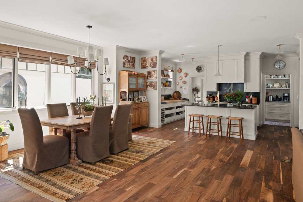 Example of a classic dining room design in Orlando
