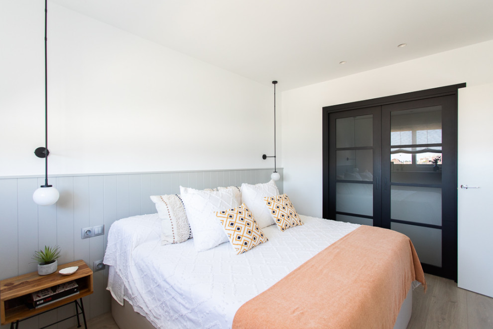 Inspiration for a contemporary bedroom in Alicante-Costa Blanca.