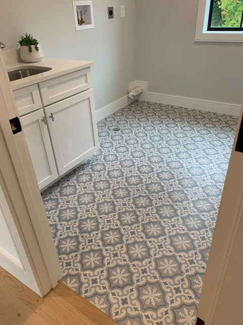 Patterned tile 