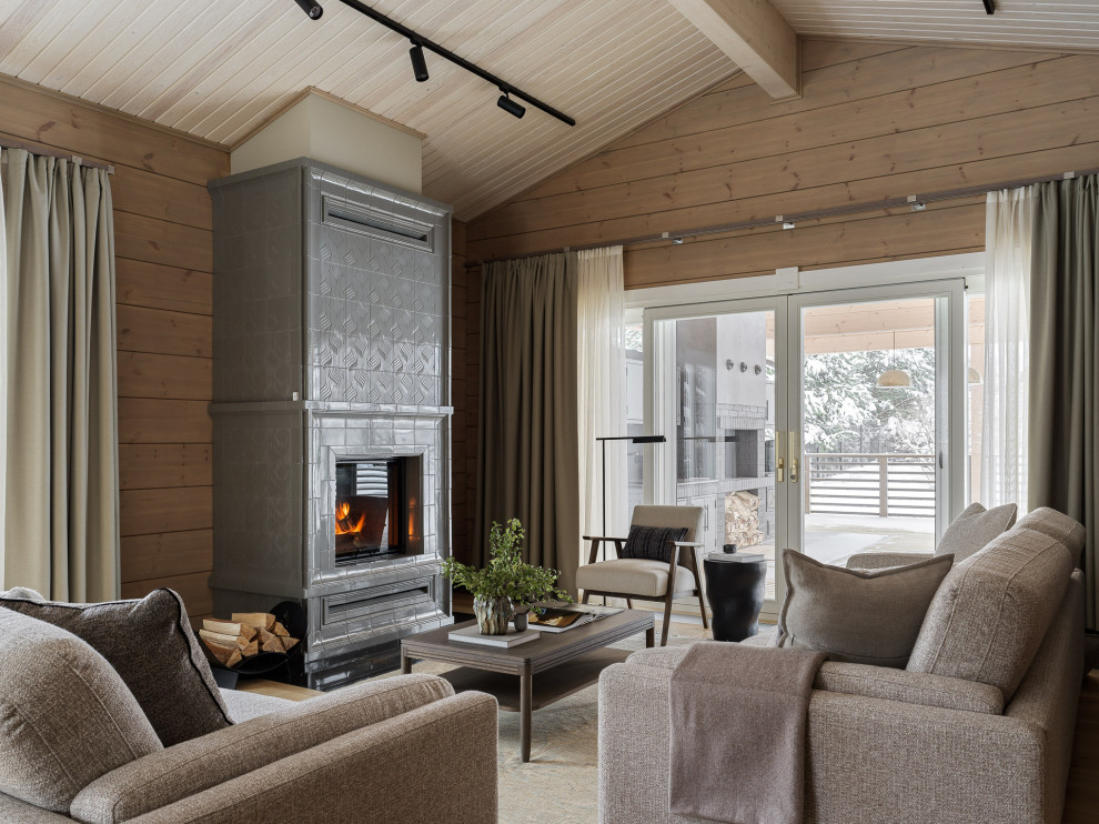 Пример оригинального дизайна: гостиная комната в стиле рустика с стандартным камином, фасадом камина из плитки, зоной отдыха, деревянным потолком и деревянными стенами без телевизора