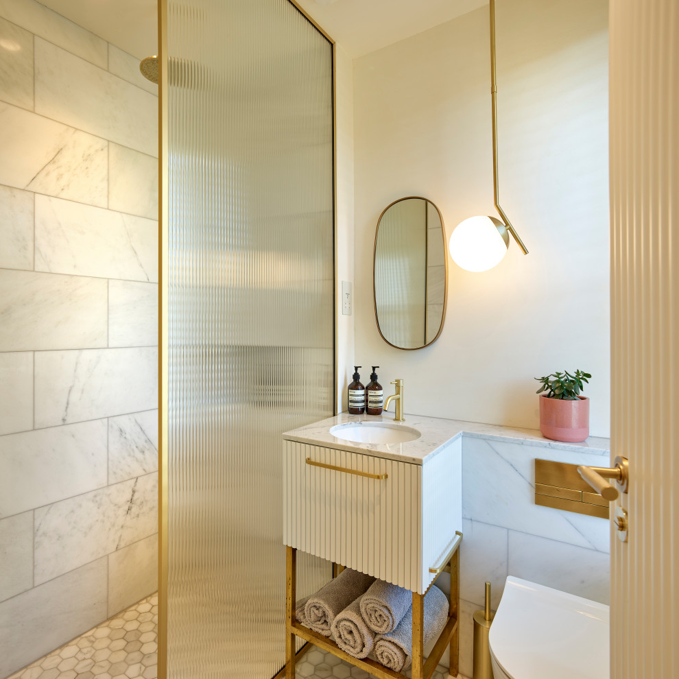 Idée de décoration pour une salle de bain principale design de taille moyenne avec une baignoire indépendante, une douche à l'italienne, un plan de toilette en marbre, aucune cabine, un plan de toilette blanc, meuble double vasque et meuble-lavabo suspendu.