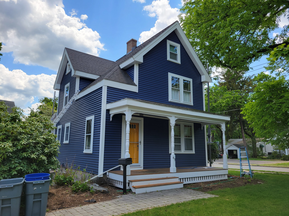 Ispirazione per la facciata di una casa blu vittoriana a due piani di medie dimensioni con rivestimento in vinile, copertura a scandole, tetto nero e pannelli sovrapposti