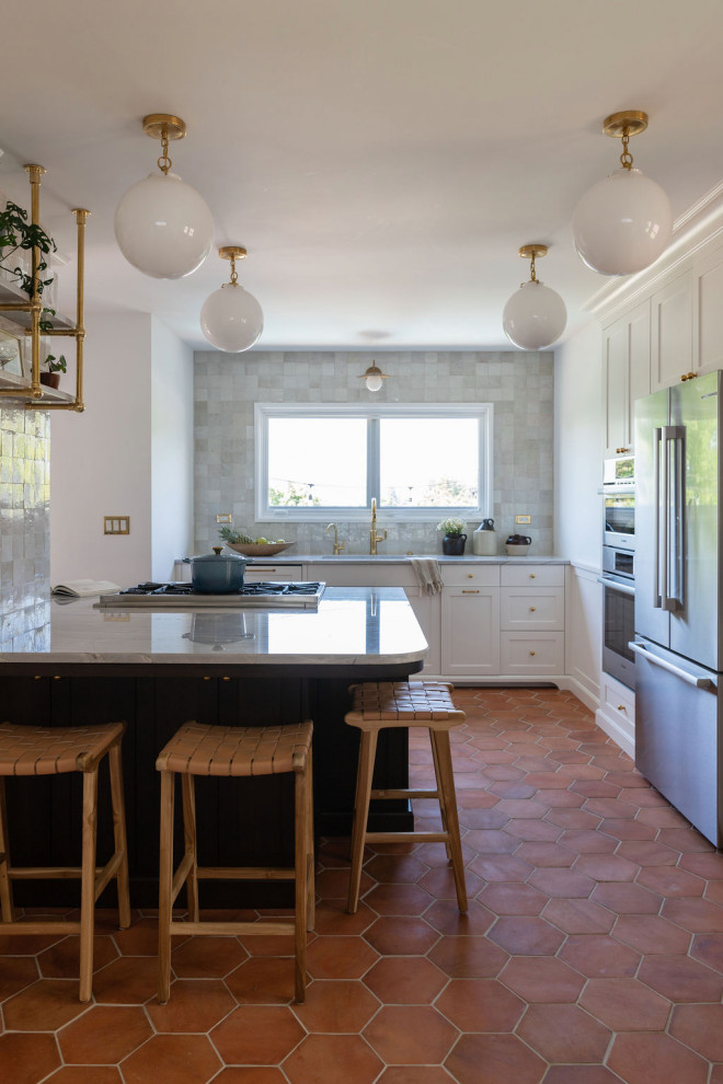 Esempio di una cucina classica di medie dimensioni con lavello da incasso, ante in stile shaker, top in quarzite e pavimento in terracotta