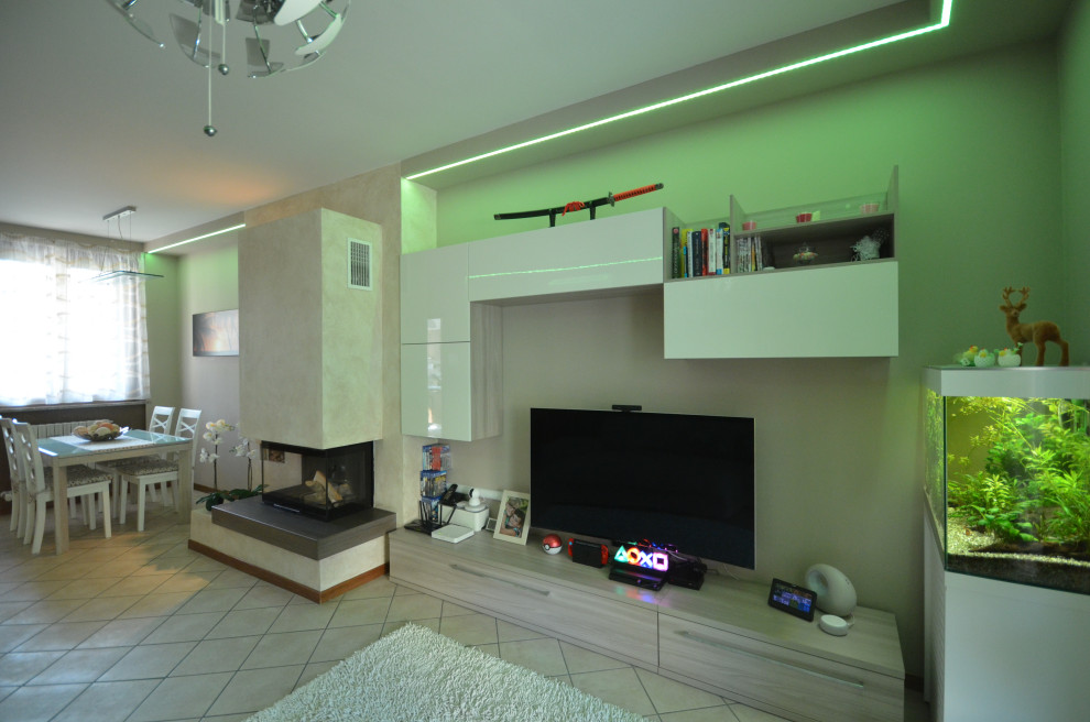 Ispirazione per un piccolo soggiorno eclettico con pareti beige, pavimento in gres porcellanato, TV a parete e pavimento beige