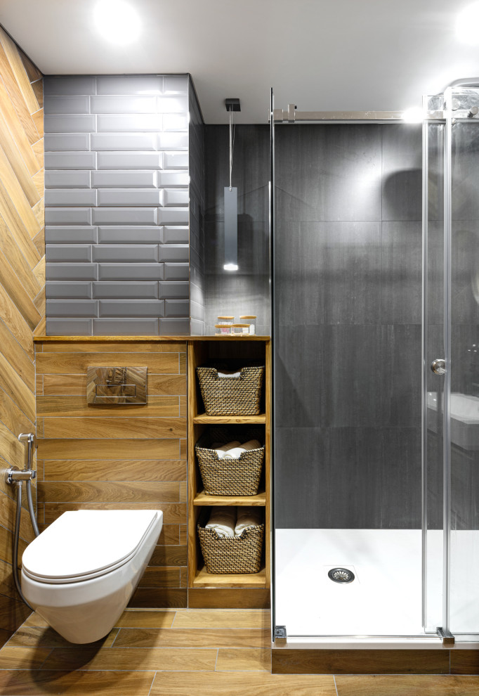 Пример оригинального дизайна: маленькая ванная комната в современном стиле с плоскими фасадами, бежевыми фасадами, угловым душем, инсталляцией, серой плиткой, керамогранитной плиткой, серыми стенами, полом из керамогранита, душевой кабиной, монолитной раковиной, столешницей из искусственного камня, коричневым полом, душем с раздвижными дверями, белой столешницей, гигиеническим душем, тумбой под одну раковину и подвесной тумбой для на участке и в саду