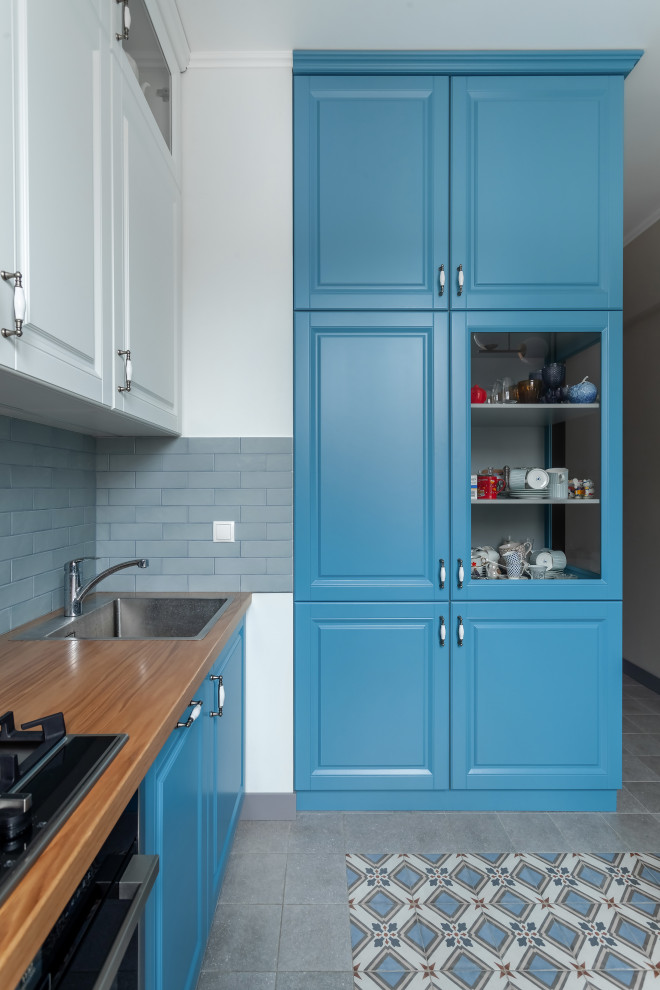 В синем пенале одна боковина со стеклом