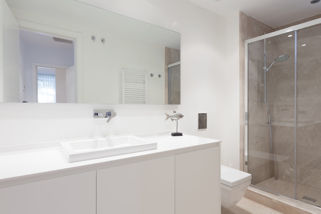 Edificio plurifamiliar en las Ramblas contemporary-bathroom