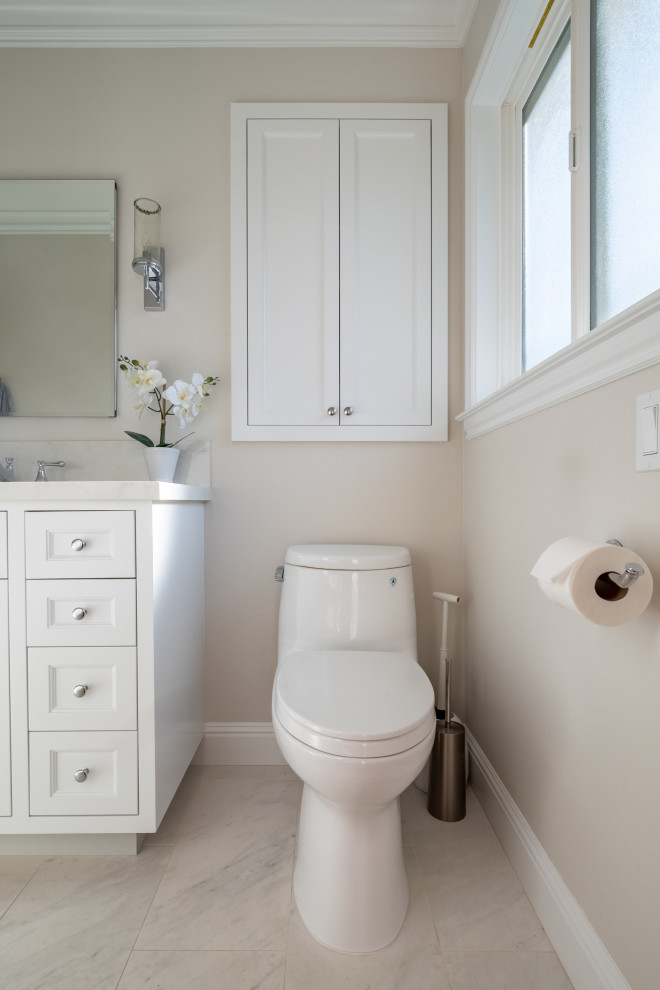 Inspiration för ett litet vintage vit vitt en-suite badrum, med skåp i shakerstil och vita skåp
