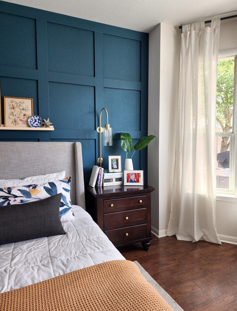 Aménagement d'une chambre parentale classique de taille moyenne avec un mur bleu, un sol en bois brun et un sol marron.