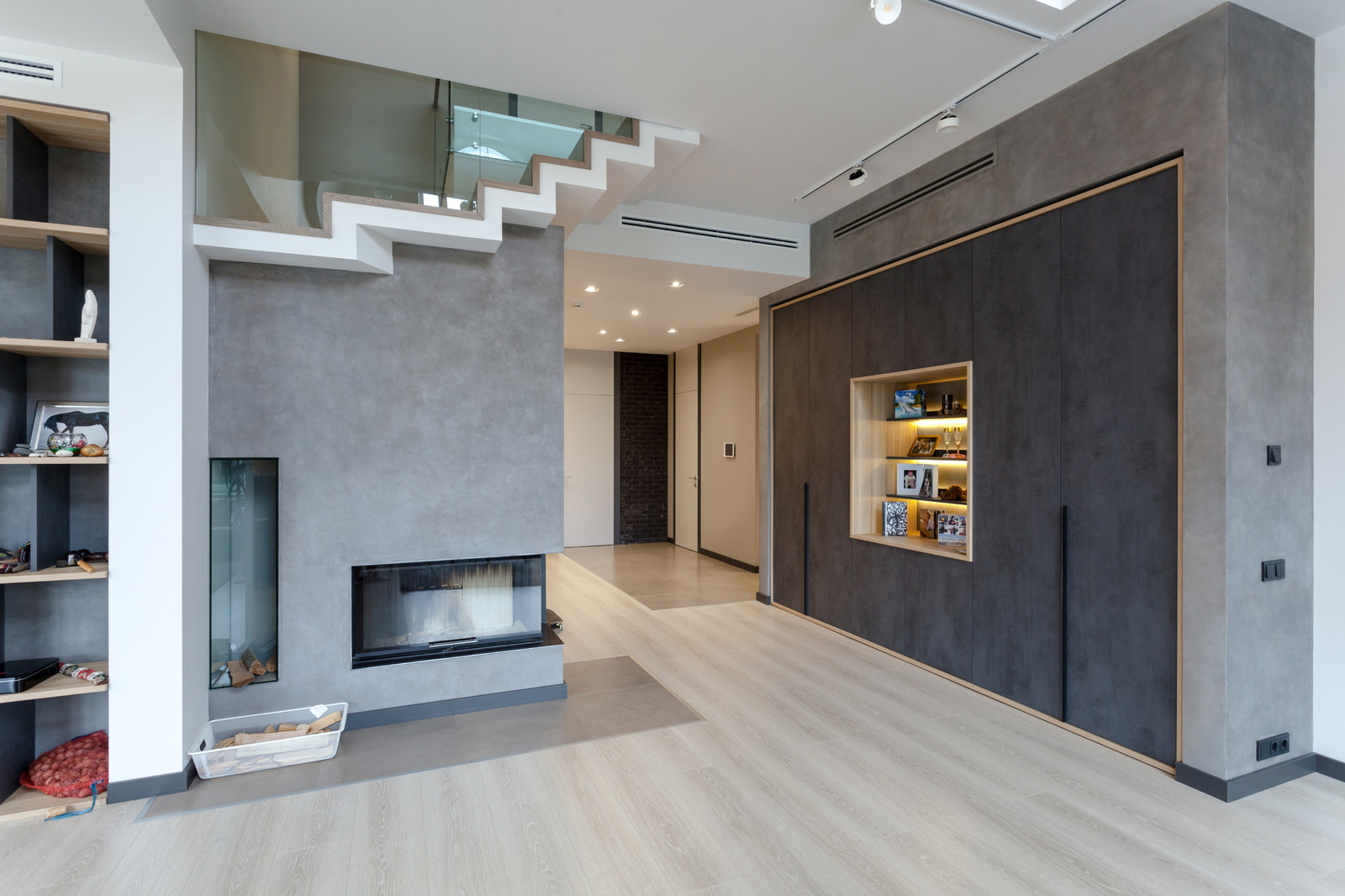 Гостиная с камином под лестницей