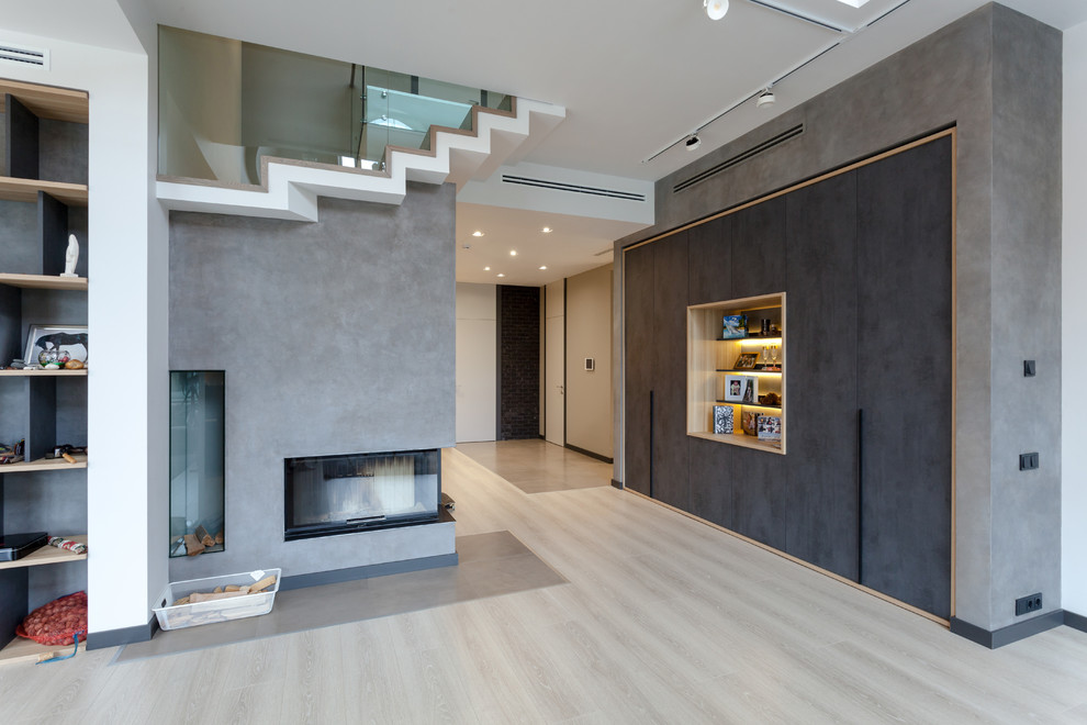 Гостиная с камином под лестницей