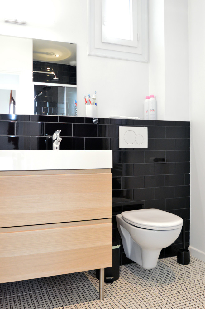 This is an example of a contemporary bathroom in Angers.