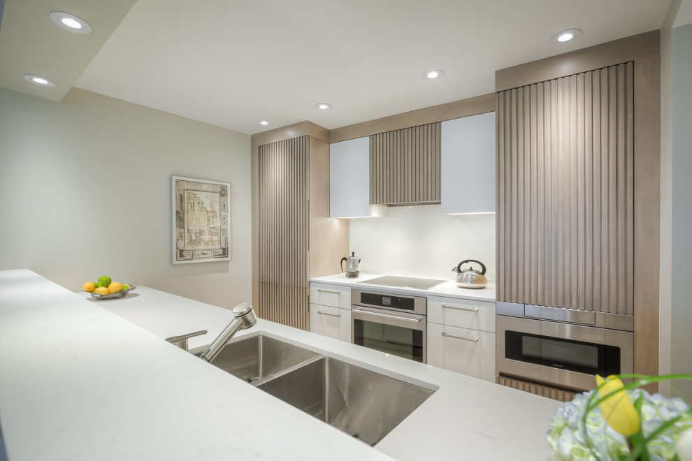 Inspiration for a transitional kitchen remodel in Toronto