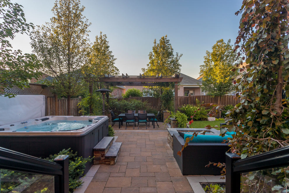 Photo of a transitional landscaping in Toronto.