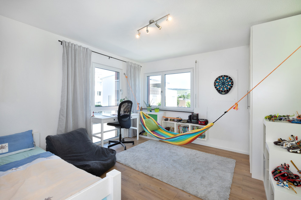 Jugendzimmer mit Schlafplatz, weißer Wandfarbe, braunem Holzboden und braunem Boden in Stuttgart