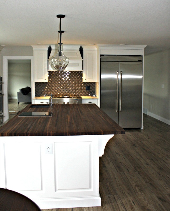 Kitchen - transitional kitchen idea in Vancouver