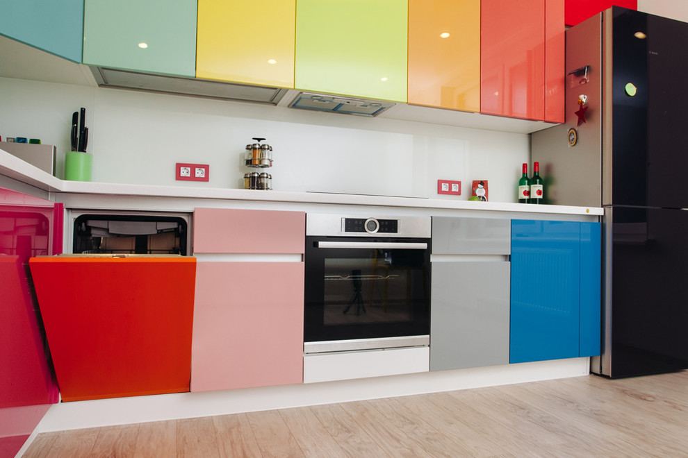 Кухня в стиле "colorful" с глянцевыми фасадами
